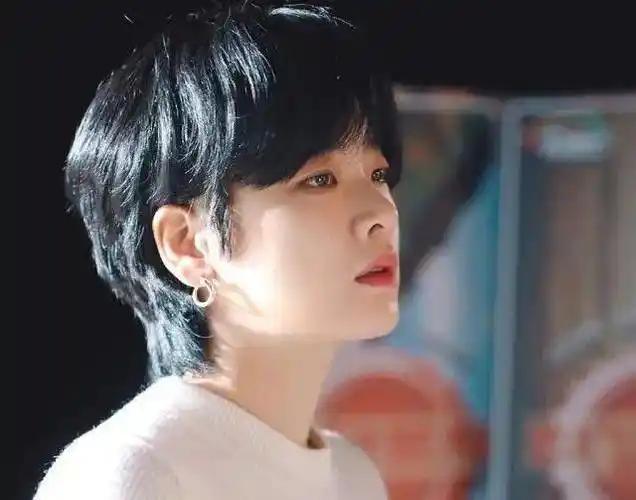 酷感十足的少年感短发,俏皮可爱,非常显高,适合小个子脸小的女生.