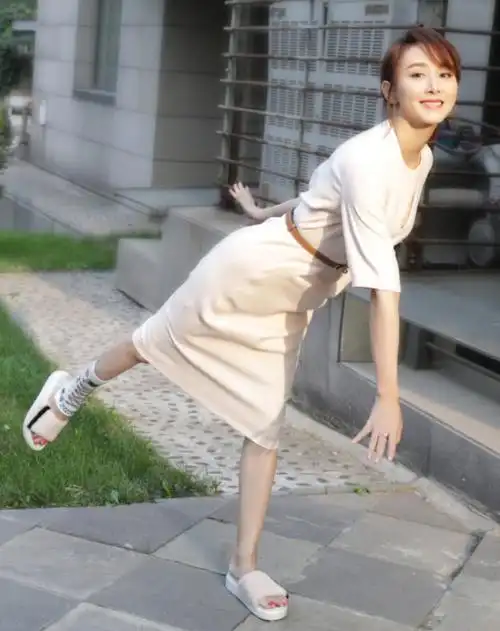 40岁的胡静放飞自我凹造型,半只袜子配拖鞋,比"高小琴"还皮