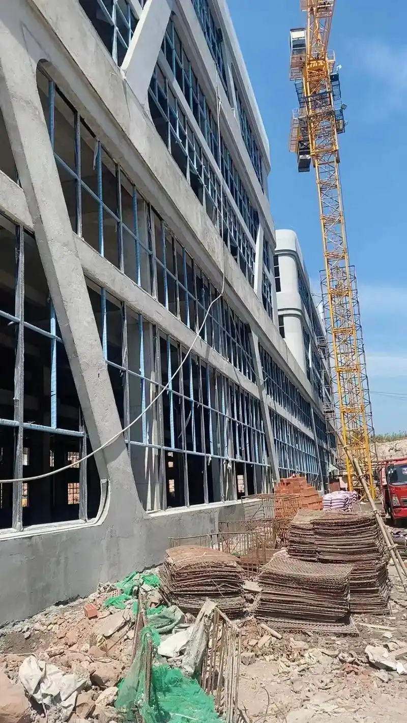 楼板层浇筑时加厚浇筑2公分,防止钢筋露出,并做收光,不用再做 - 抖音