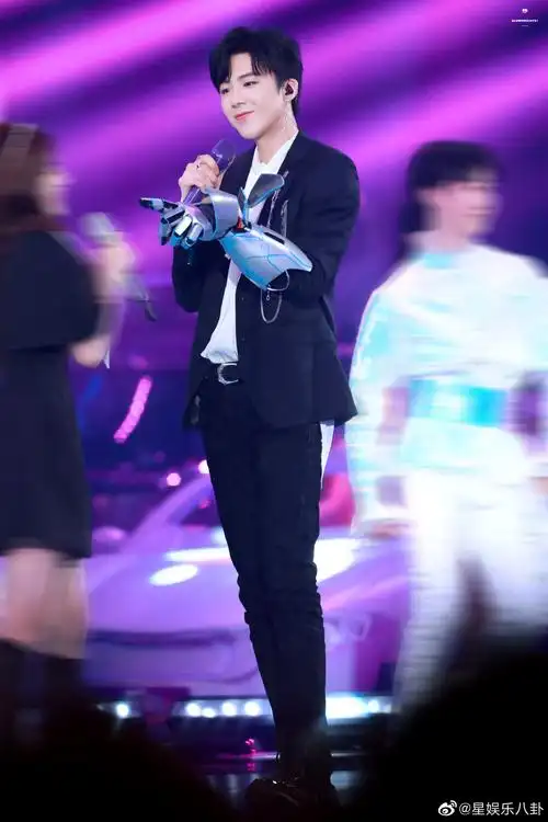 l 刘宇宁机械手 摩登兄弟刘宇宁《人造卫星情人》舞台照