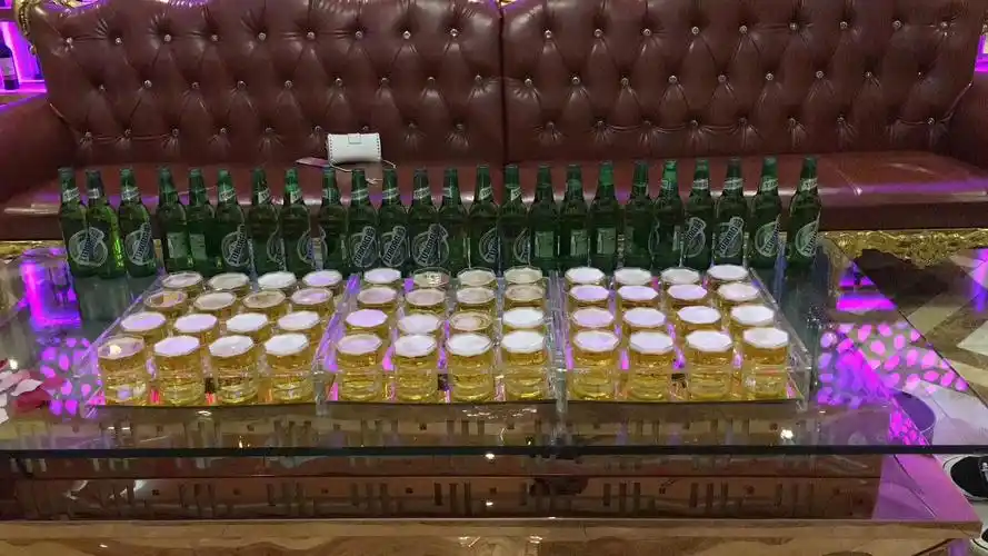 活动三:持教师证复印件或教师证照片的可到前台领取红酒一瓶!