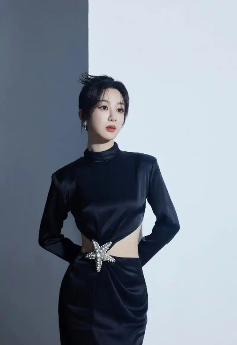 亭亭玉立,窈窕淑女的#杨紫# 身穿黑色腰部镂空裙,雪肤玉貌,身姿婀娜