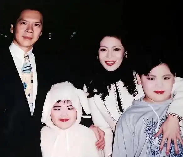 父亲是向华强母亲是丁佩她低调得似隐形人42岁依然未婚