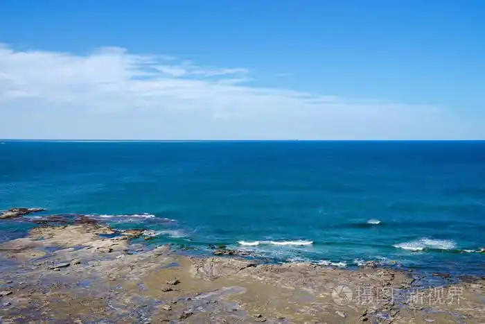 岩石海岸线海滩深蓝色海洋与美丽晴朗的天空, 复制空间在海洋上