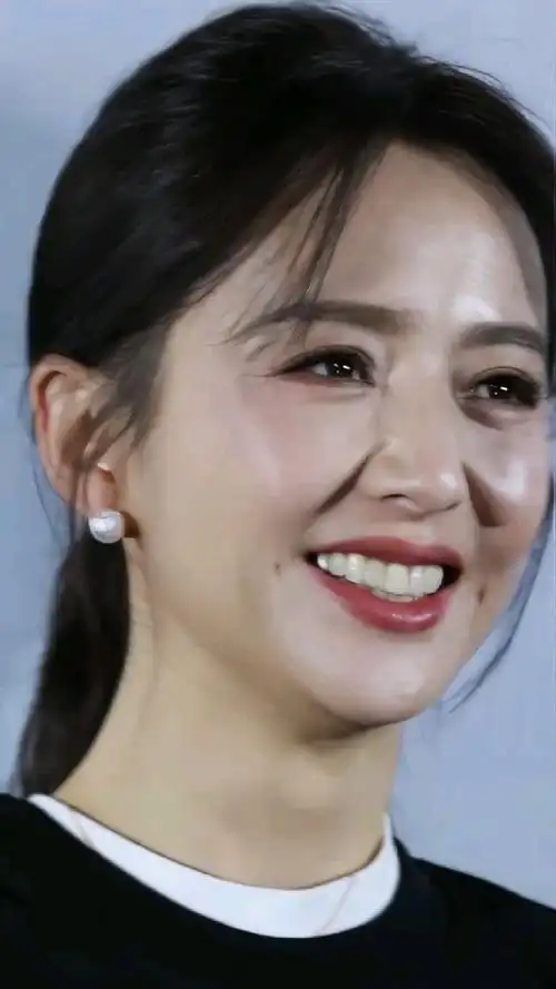 单身已久的佟丽娅,眼睛中似乎写满了疲惫