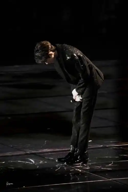 鞠躬的姿势#王源舞台谢幕鞠躬小合集三面90度深鞠躬表达对大家的感谢!