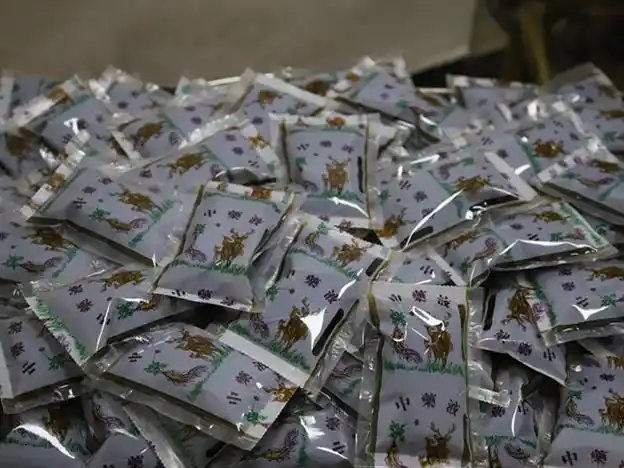 加班加点熬制预防的中药大锅汤,并特制成小袋装,供门诊就诊患者,住院