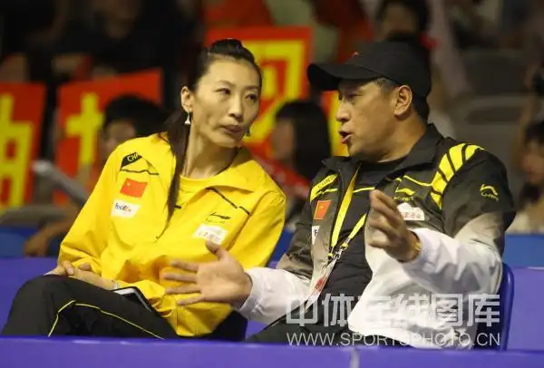 图文苏迪曼杯中国队vs日本队张宁李永波场下交谈