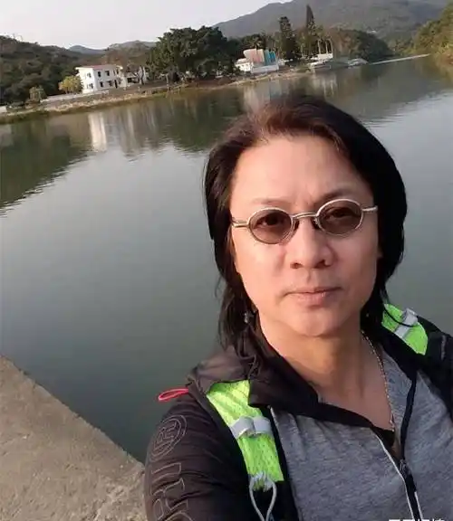 尹天照今年已经55岁了,曝光的近照中,他身材仍健硕,脸上皱纹也不多