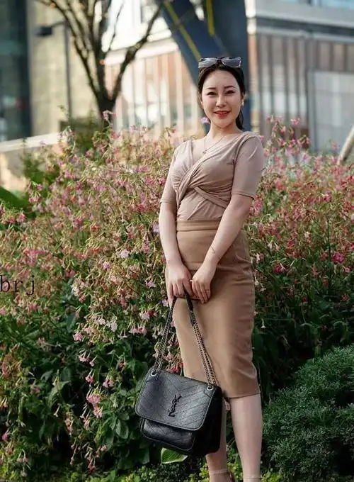 30岁农村小辣妈, 吊带上衣 紧身裙, 好气质立竿见影