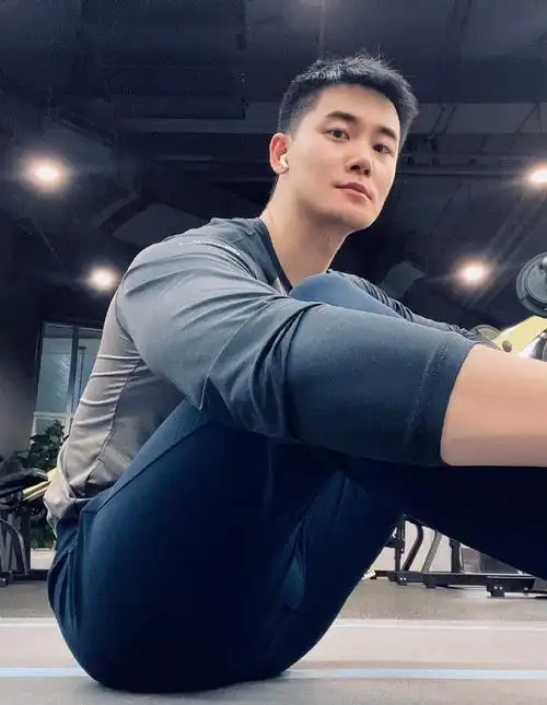 性感又可爱的肌肉小哥哥把健身房当秀场各种自拍荷尔蒙爆棚