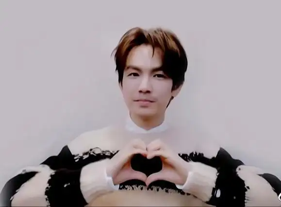 18张我们男朋友比心图片,你收到了吗[老师爱你][老师爱你]@钟汉良