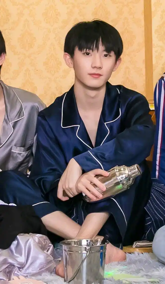 时代少年团睡衣造型风格各不同,看到马嘉祺:是清爽少年啊