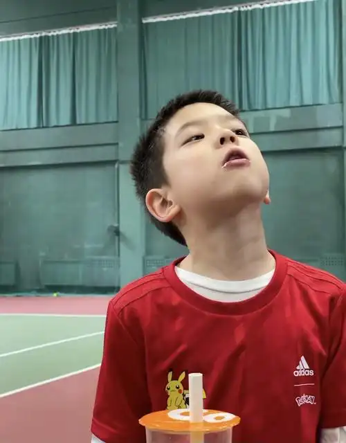 杜江晒儿子嗯哼近照,五官精致撞脸李现,帅哥都长一样?