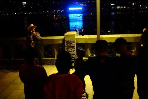 大叔街头吹萨克斯卖艺 围观人群多掏钱的少