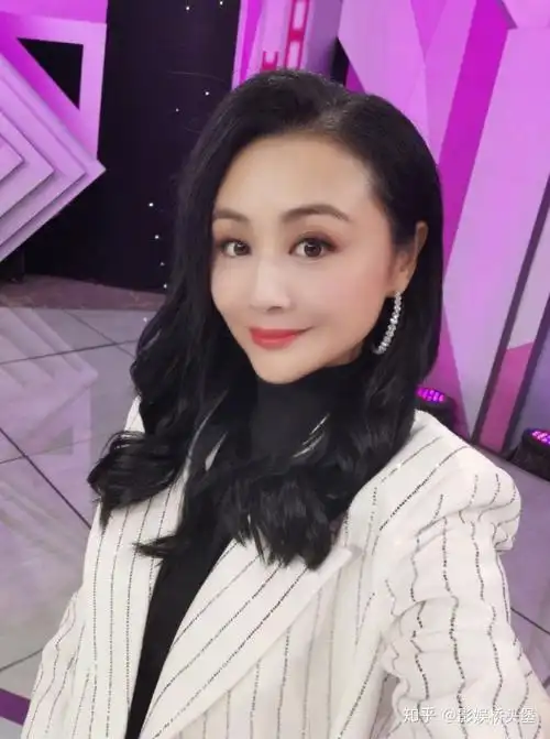 46岁曹颖晒豪宅热舞腰身太细长腿傲人镜前女子身份成谜