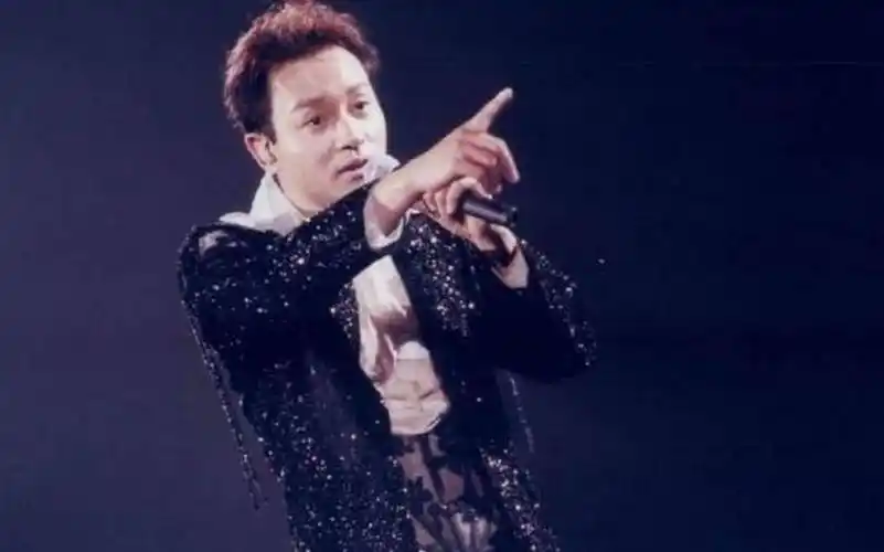 追忆哥哥张国荣,谭咏麟现场演唱《沉默是金》,哭倒台下一大片!