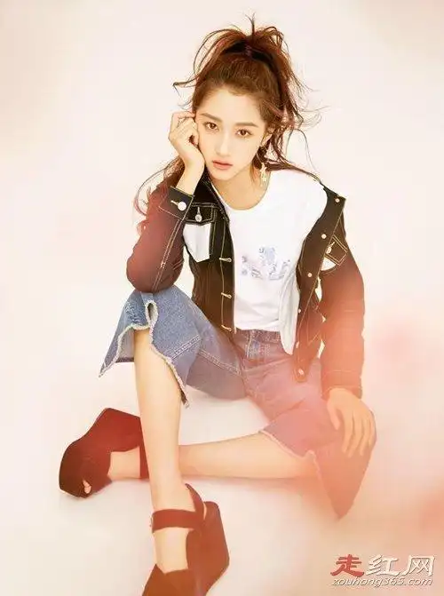 关晓彤紧身裤露脐装有着173cm的模特身高