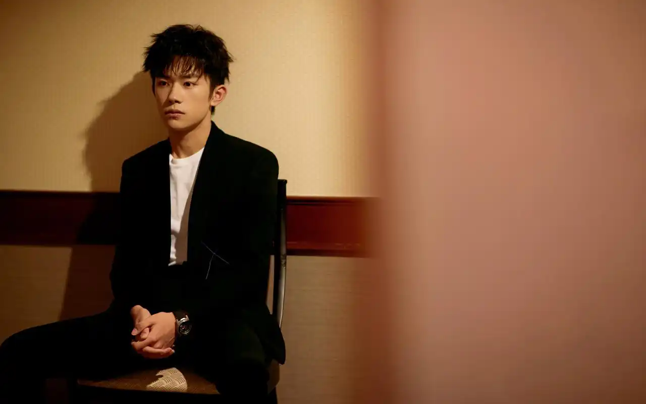 易烊千玺青春朝气帅气图片桌面壁纸