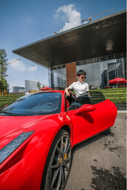 "法拉利姐"真人曝图 富二代的朋友圈