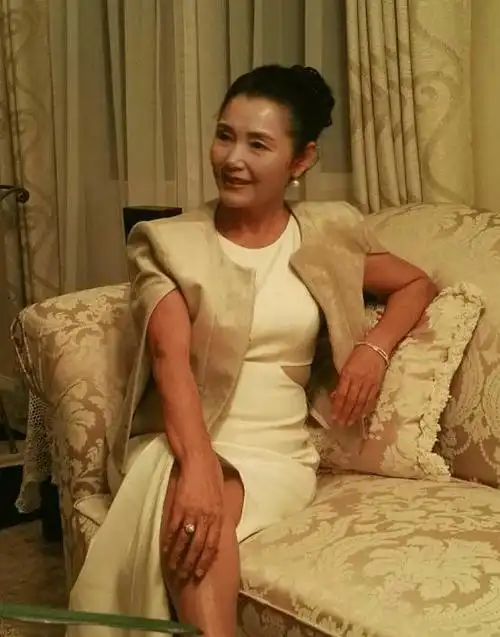 68岁姜黎黎告诉你女人上了年纪衣穿简发要盘越老越有气质