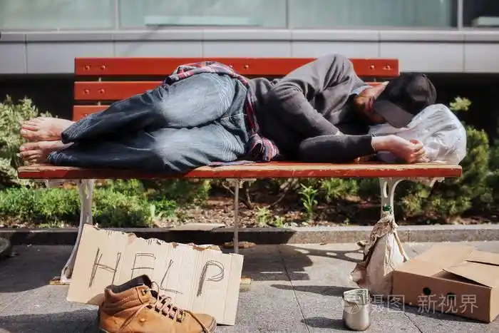 有一个袋子里有东西在他的头底下.