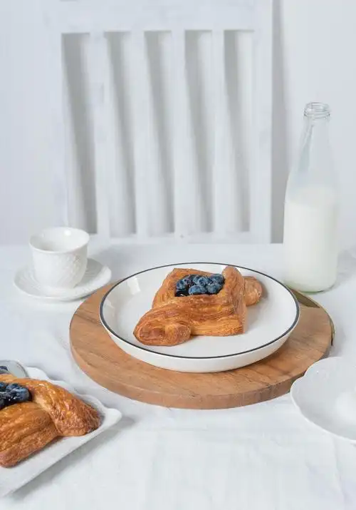 北欧风简约白色美食摄影早餐牛奶面包拍照健康食品