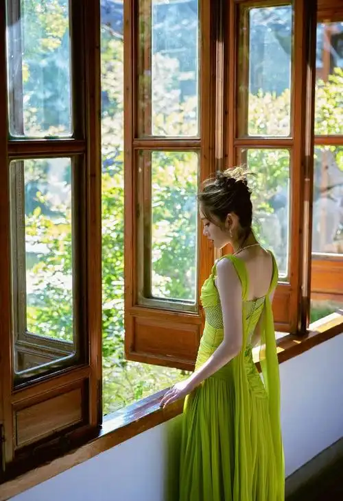 唐艺昕穿绿裙清新靓丽五官精致侧颜优越