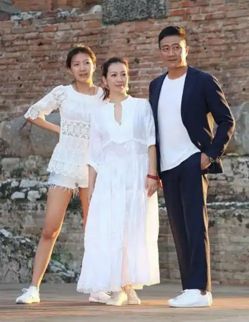 胡军老婆才是真尤物,旗袍穿出"凹凸"身材,女儿比妈妈还放得开