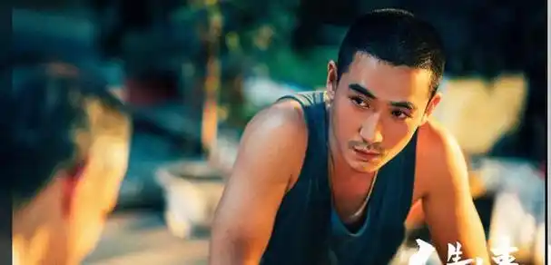 在最新电影《人生大事》中,朱一龙颠覆形象,演绎一个有热干面味道的