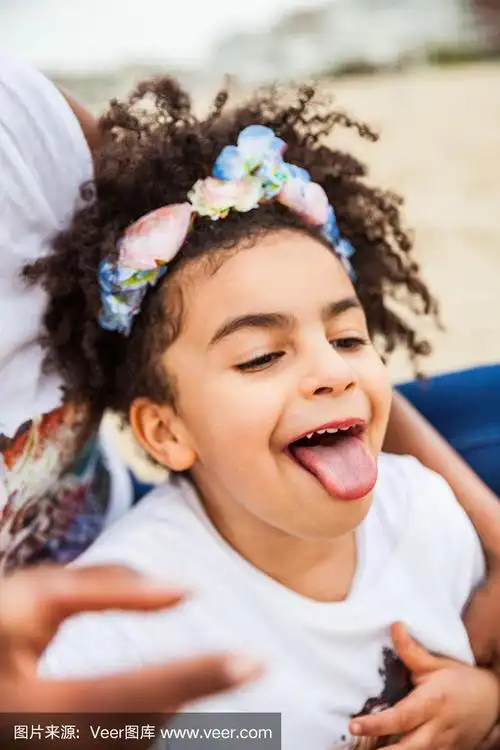 顽皮的小女孩伸出舌头