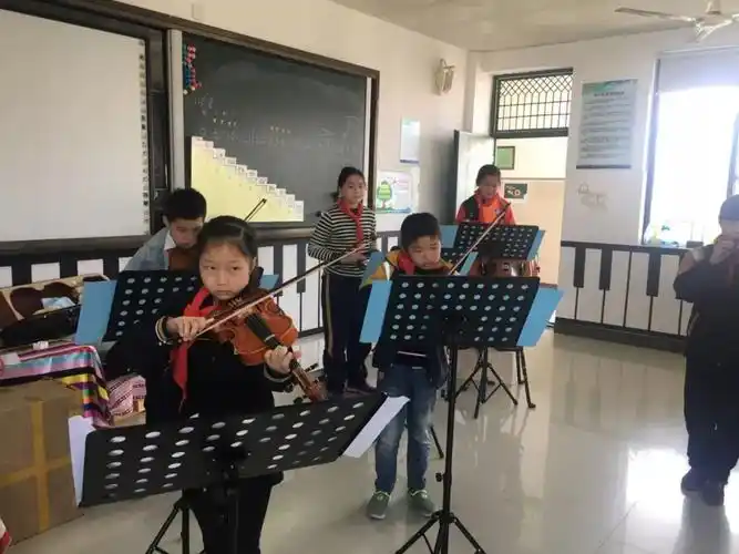 曾在2015年路桥区中小学器乐合奏比赛中,演奏《森林狂想曲》获得小学