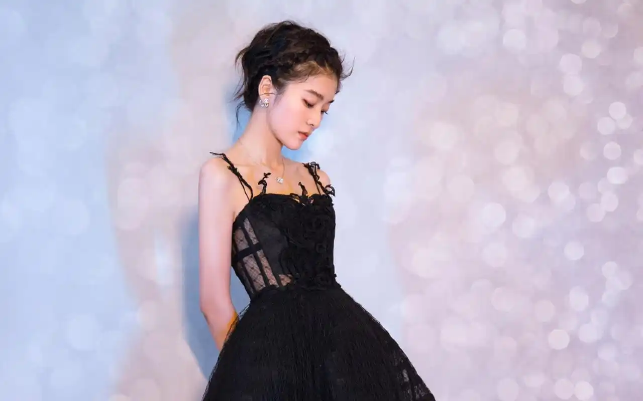 张雪迎性感优雅写真桌面壁纸