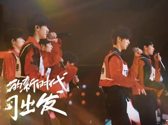 时代少年团跨年彩排6位红衣少年敲响大鼓现场气氛热烈美好