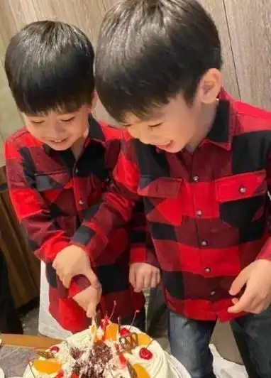 两个弟弟切蛋糕超开心kimi不抢风头林志颖双胞胎儿子5岁生日