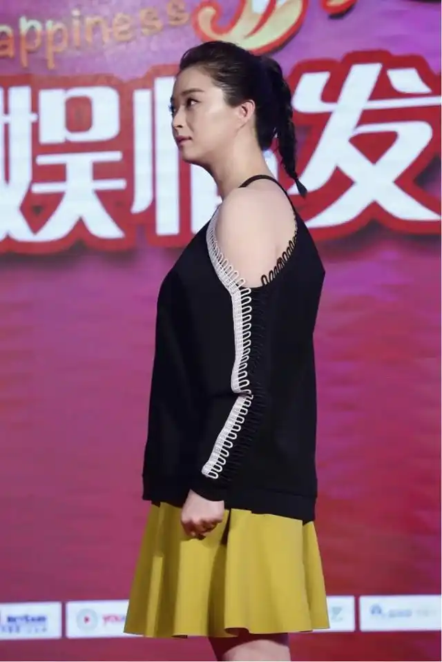 蒋欣身穿露肩装秀身材光看脸像是80斤侧身照膀子宽太显胖了