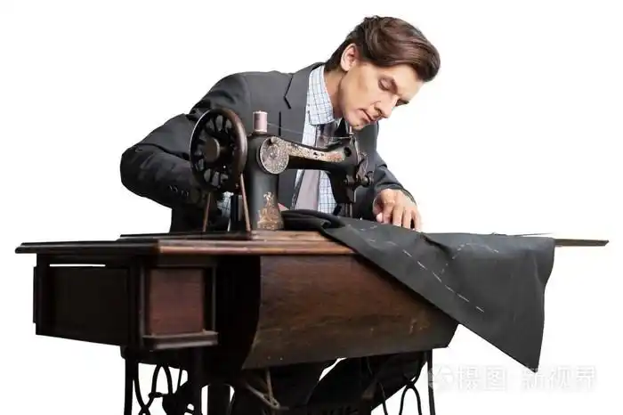 自信的小裁缝缝制衣服