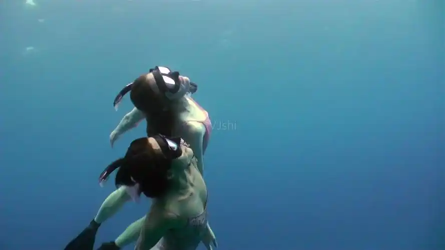 美女海底潜水视频素材