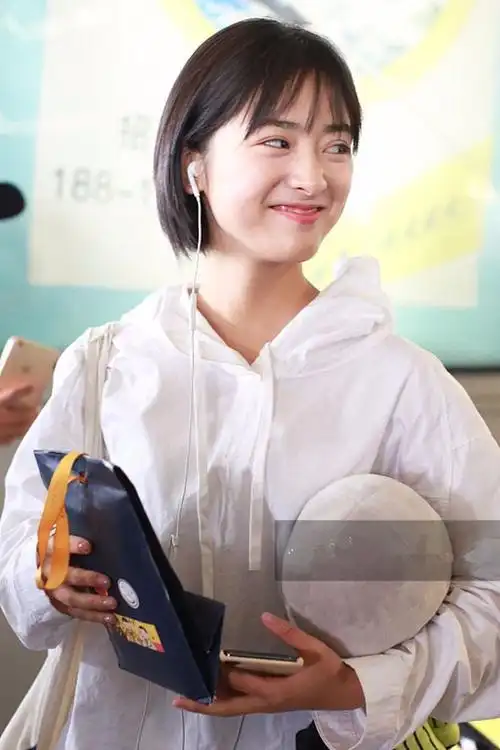 杉菜沈月穿白色卫衣搭配破洞牛仔裤现身短发眉宇间清纯可人