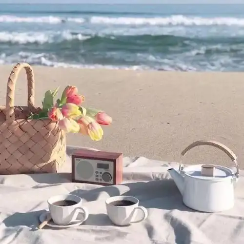 朋友圈背景图丨阳光下像个孩子 风雨里像个大人