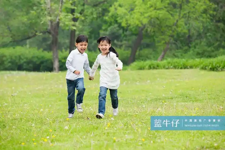 快乐的孩子们在草地上奔跑