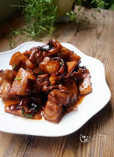 墨鱼干红烧肉的做法