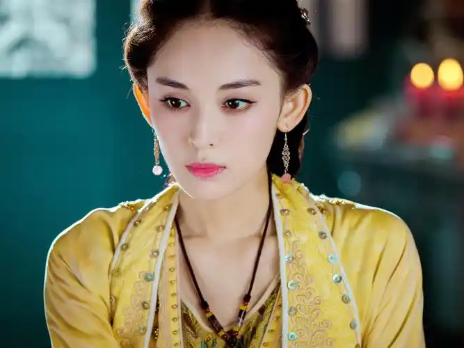 之后没多久就开始出演仙侠剧《轩辕剑云之凡》女主,古力娜扎刚出道的