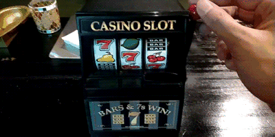 只要你能用店里的mini老虎机转出三个"7"你敢来赌一把吗?