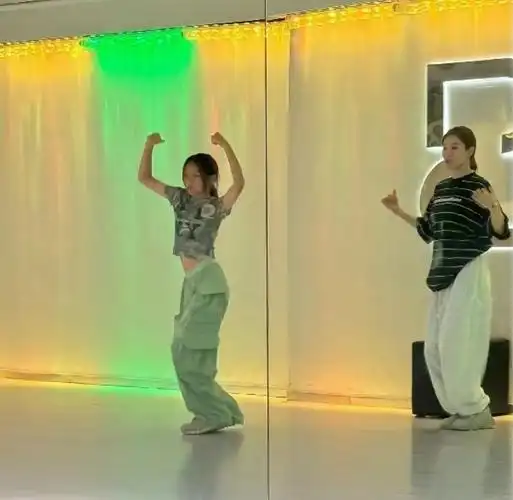 李小璐陪女儿上舞蹈课,甜馨舞姿酷飒赶超妈妈,母女俩共用一张脸