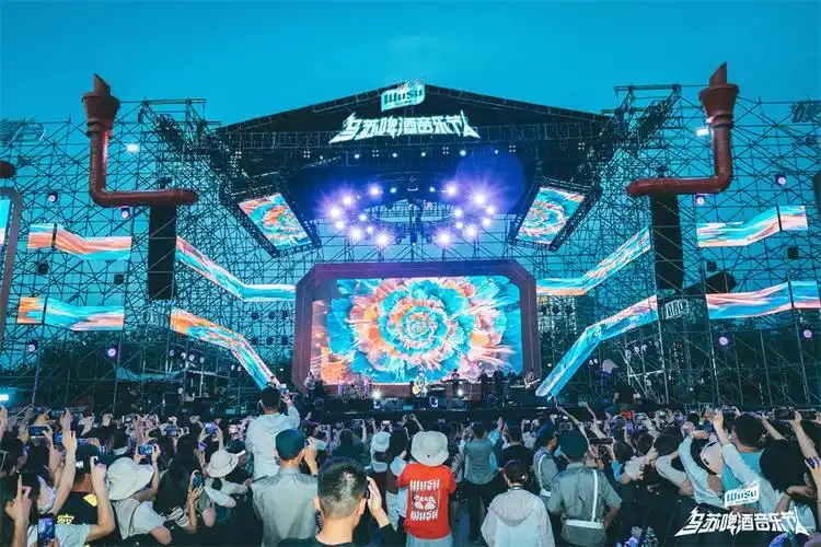 音乐啤酒点燃夏日激情2023新疆乌苏啤酒音乐节开幕