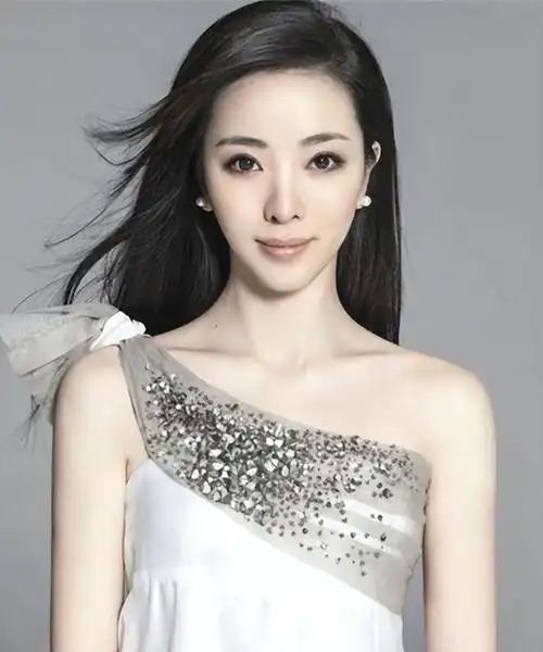 从央视离职后李思思开始主持商演离职40多天已主持3场