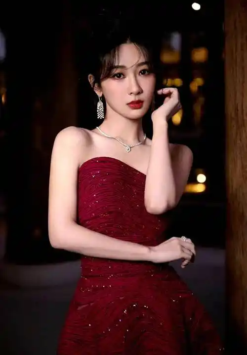 夜空中的女神一袭红裙,杨紫的浪漫礼服