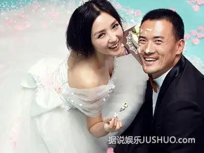 何洁产后复出人气高与老公甜蜜出镜秀恩爱