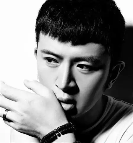 圆脸适合的发型图片男生